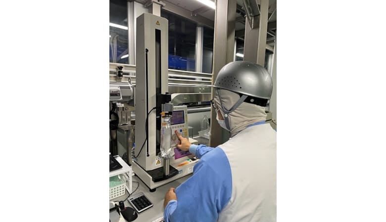 機械を操作している様子