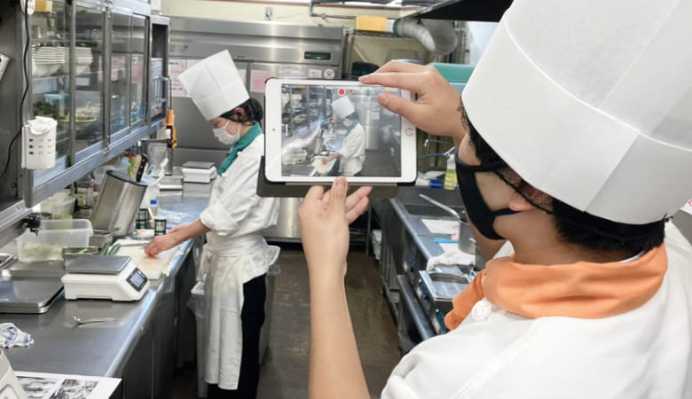 作業を撮影している様子