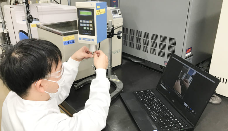 tebikiを見ながら業務する様子